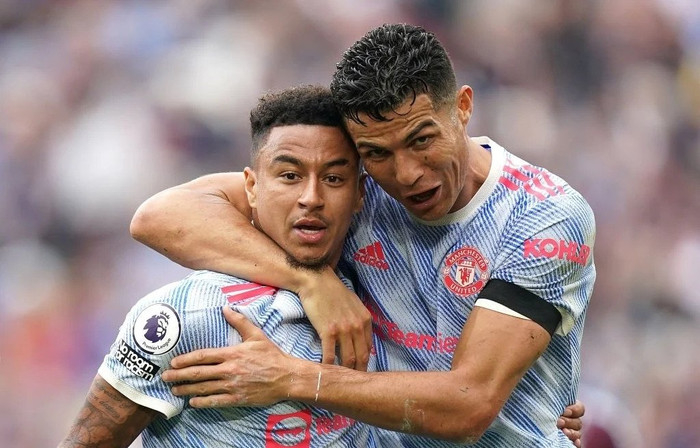 Lingard chuộc lỗi, ghi bàn thắng thứ hai cho MU vào lưới West Ham.