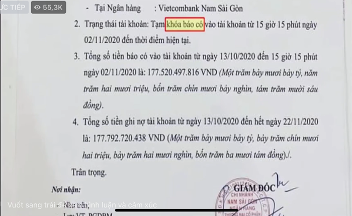 Bà Nguyễn Phương Hằng đưa ra thông báo của Vietcombank trong buổi phát trực tiếp. (Ảnh: Chụp màn hình).