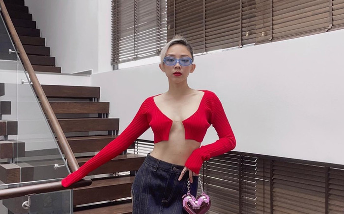 Tóc Tiên khiến fan 'nóng mắt' khi diện croptop nửa kín nửa hở khoe gần trọn thân trên Ảnh 2