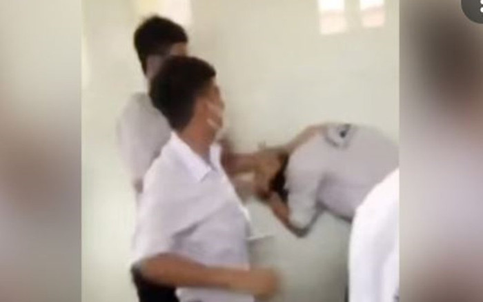 Nam sinh ở Lục Ngạn bị nhóm bạn đánh hội đồng trong nhà vệ sinh, Hiệu trưởng bị phê bình Ảnh 2