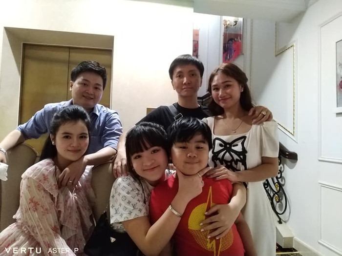 Quế Long chụp ảnh cùng gia đình trong sinh nhật của Natalie - con gái riêng của nữ CEO Đại Nam 