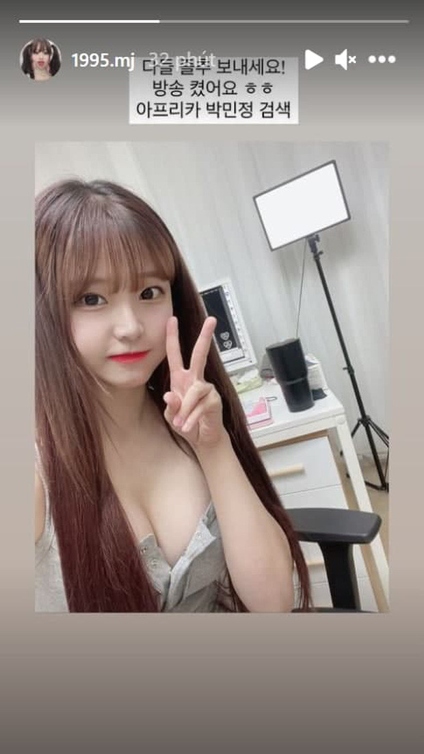 Thông báo livestream của cô nàng.
