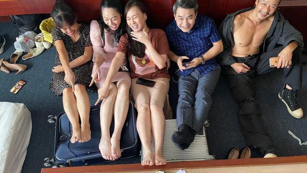 Nhưng khi kéo xuống phía dưới bức ảnh thì khán giả phải ngay lập tức đặt ra câu hỏi: Chiếc quần đâu? Hay áo giấu quần?... Dụi mắt thêm lần nữa mới nhận ra, hoá ra là legging ôm sát, mà không, là chân váy mới đúng.