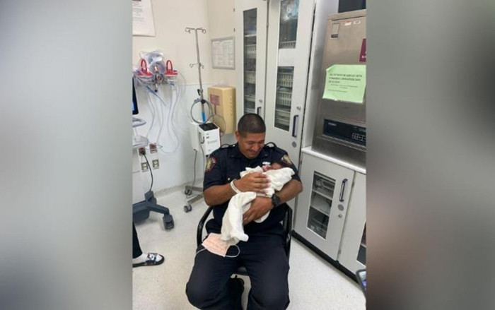 Cảnh sát đỡ kịp em bé 1 tháng tuổi bị ném khỏi ban công tầng 2 Ảnh 2