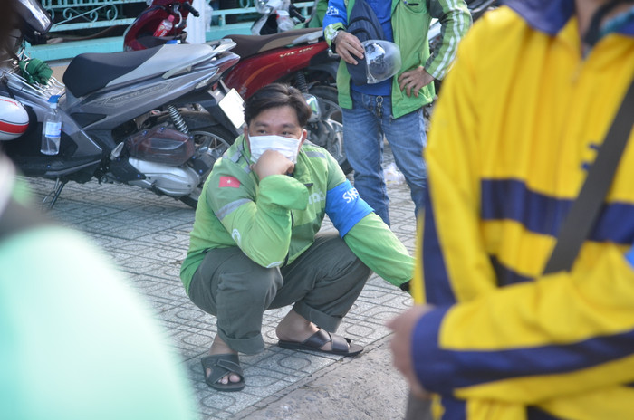 Nhiều shipper mệt mỏi vì đợi chờ quá lâu 