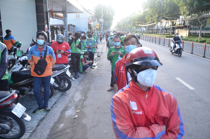 Nhiều người mệt mỏi khi phải xếp hàng đợi chờ từ sáng sớm