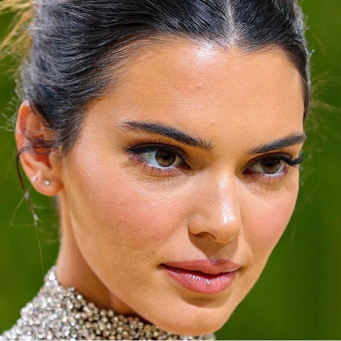 Cận cảnh làn da sao Hollywood khi make up dày cộm, người lộ da sần sùi riêng Kendall Jenner gây bất ngờ Ảnh 2