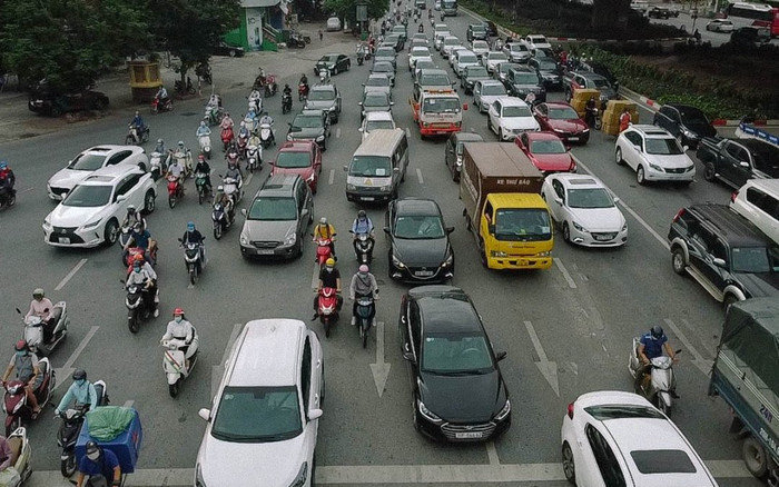 Đường phố Hà Nội lại tấp nập, ùn ứ trong ngày đầu tuần sau thời điểm nới lỏng một số hoạt động Ảnh 2