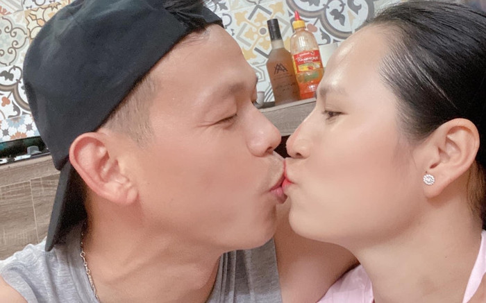 Vợ thủ môn Bùi Tấn Trường nói gì khi chồng livestream với các hot girl nhưng không quan tâm sự nổi tiếng? Ảnh 2