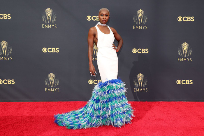 Cynthia Erivo với bộ váy khoe phần thân trên lực lưỡng như đàn ông.