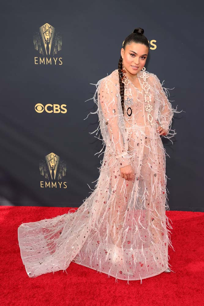 Devery Jacobs mặc đầm xuyên thấu khiến người nhìn đỏ mặt.