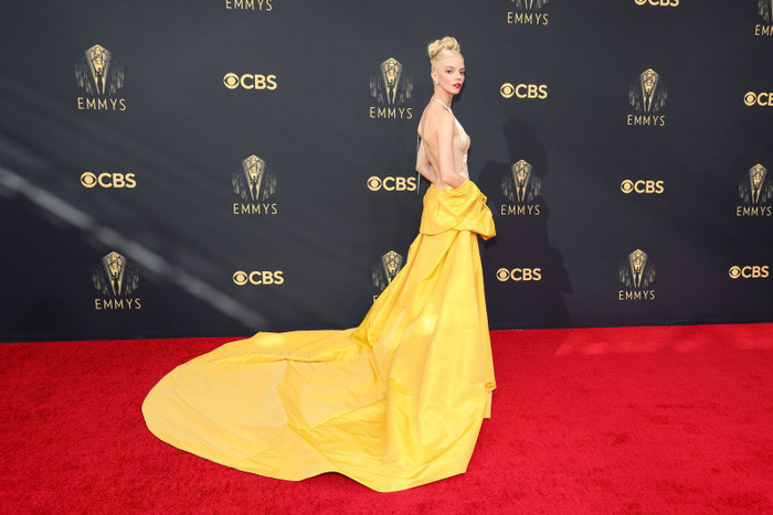 Là một trong những nghệ sĩ được chú ý nhất thảm đỏ sự kiện năm nay, nữ thần Anya Taylor-Joy  lựa chọn bộ váy vàng hở vai nổi bật.