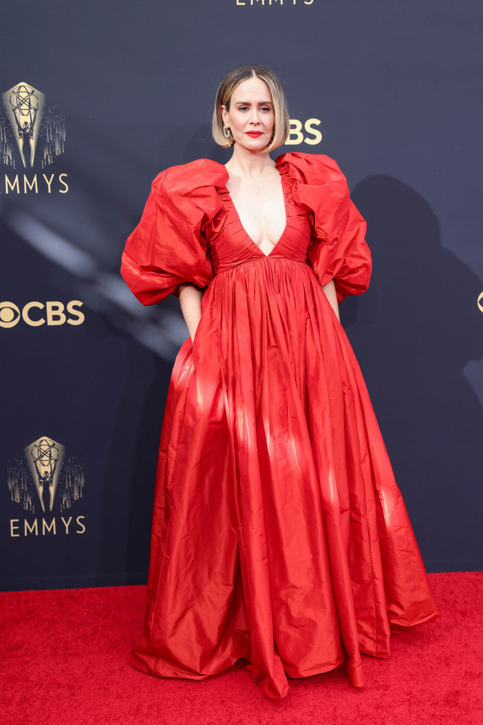 Sarah Paulson với bộ cánh nhìn khá ổn nhưng cần gấp 1 chiếc bàn là.