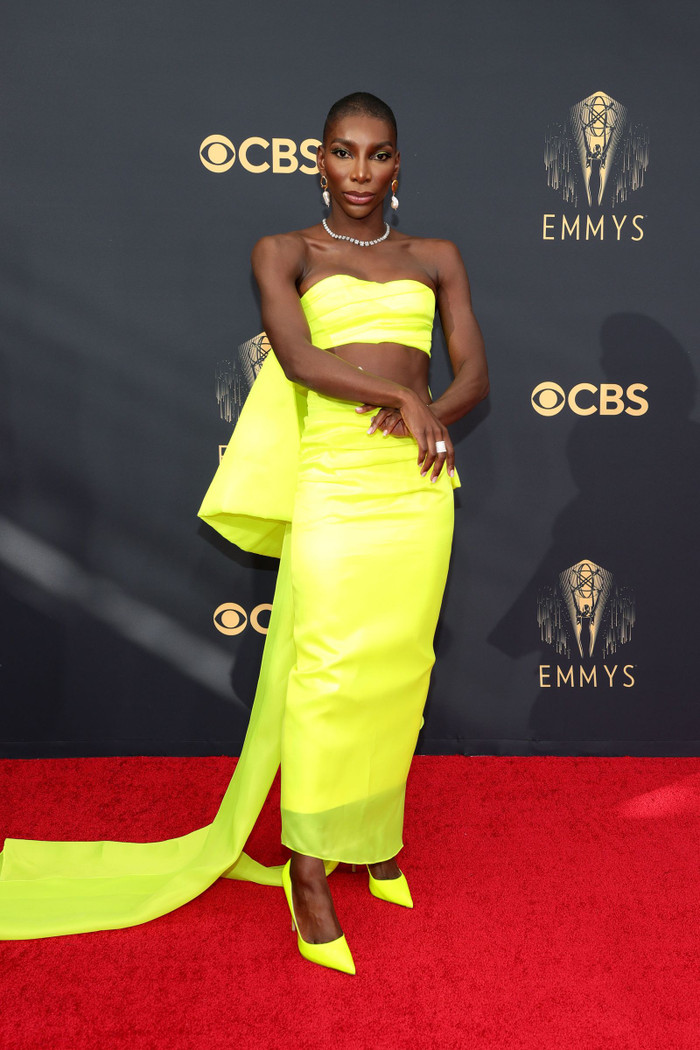 Nữ diễn viên Michaela Coel trong bộ váy màu vàng chanh ấn tượng từ đầu đến chân.