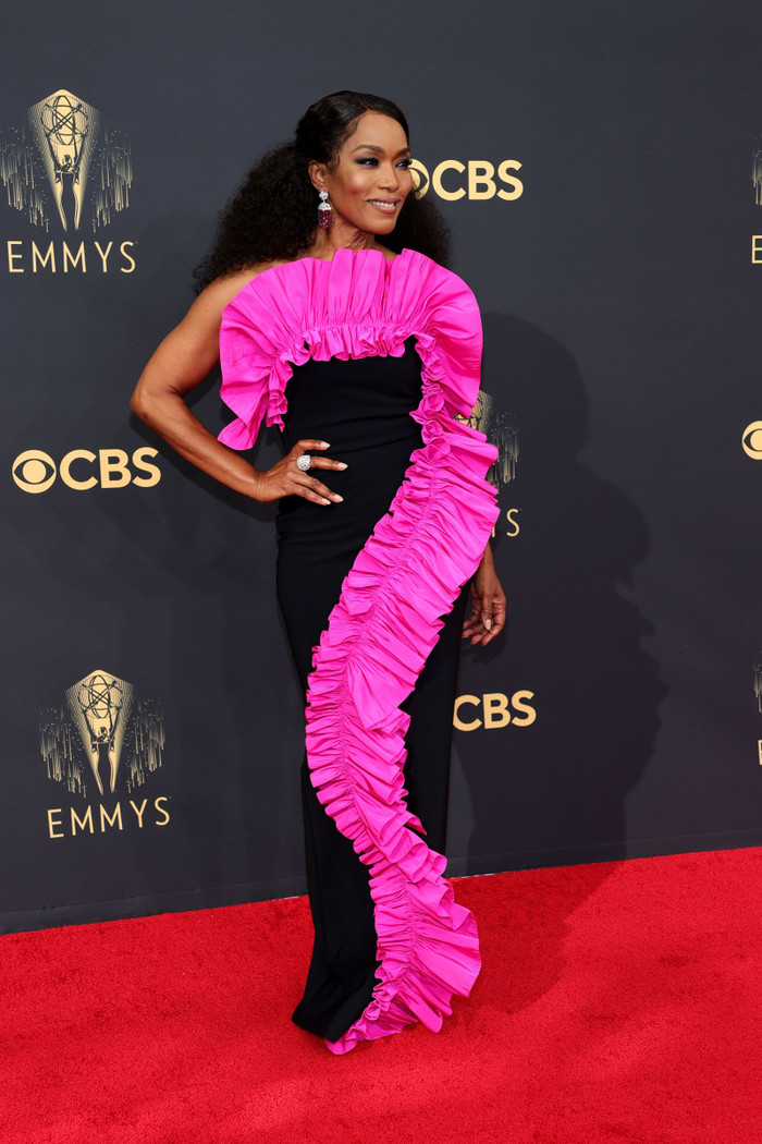 Angela Bassett cũng lựa chọn điểm nhấn là bèo nhún màu hồng.