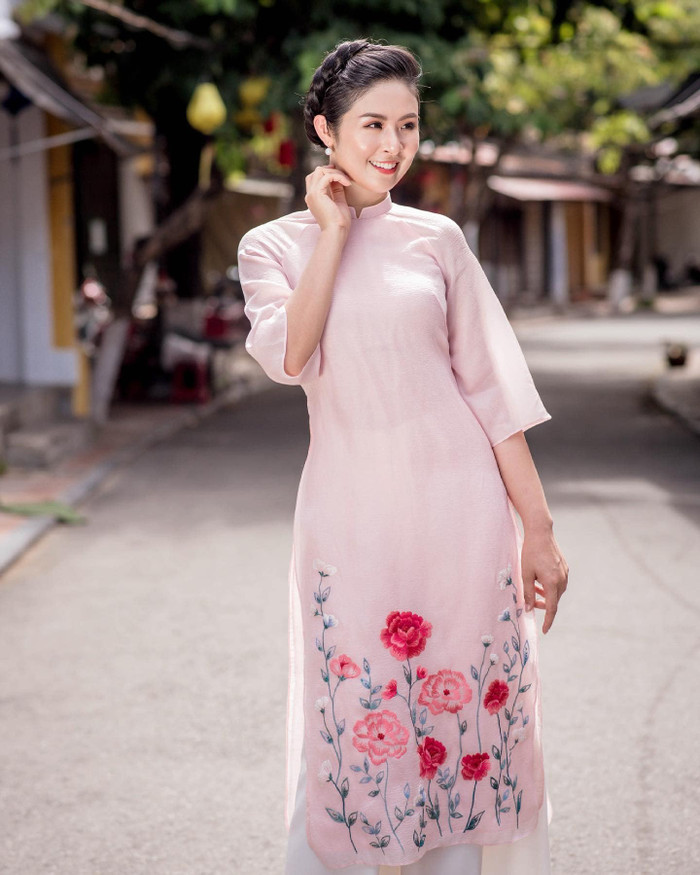 Nhân dịp Tết Trung thu, Hoa hậu Ngọc Hân trổ tài làm bánh Trung thu nghìn lớp ai khiến nhìn cũng muốn ăn.