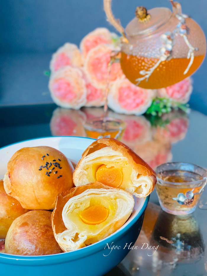 Bánh của Ngọc Hân là bánh Trung thu trứng muối kiểu Đài Loan đang hot.