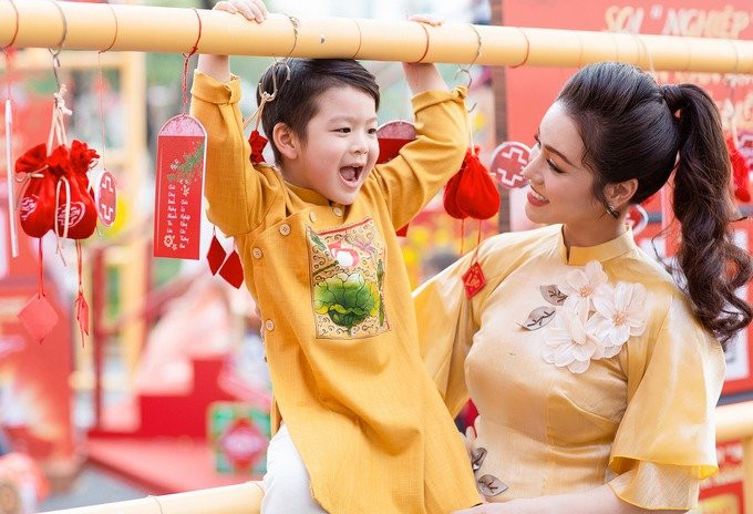 Nhật Kim Anh và con trai.