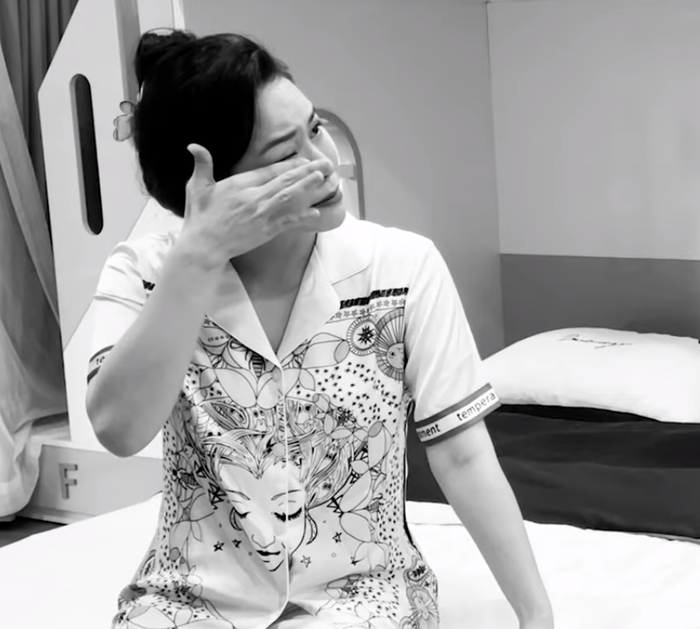 Nhật Kim Anh bật khóc trong clip.