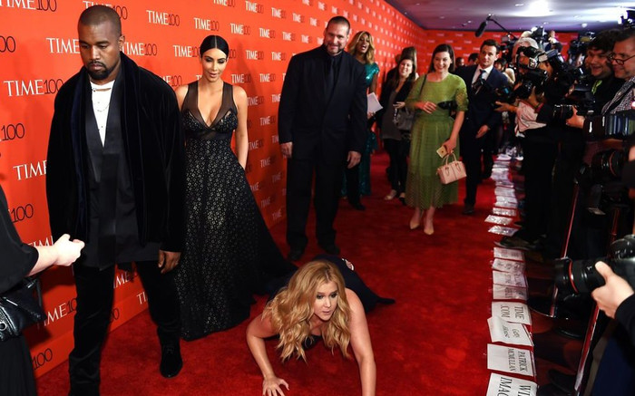 Sao Hollywood và những khoảnh khắc sượng trân trên thảm đỏ, 'độn thổ' cũng không hết xấu hổ Ảnh 2