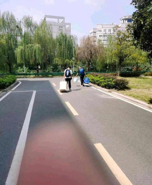 Hình ảnh người bố và nam sinh phải kéo vali trở về quê sau 2 ngày nhập học khiến nhiều người không khỏi suy nghĩ