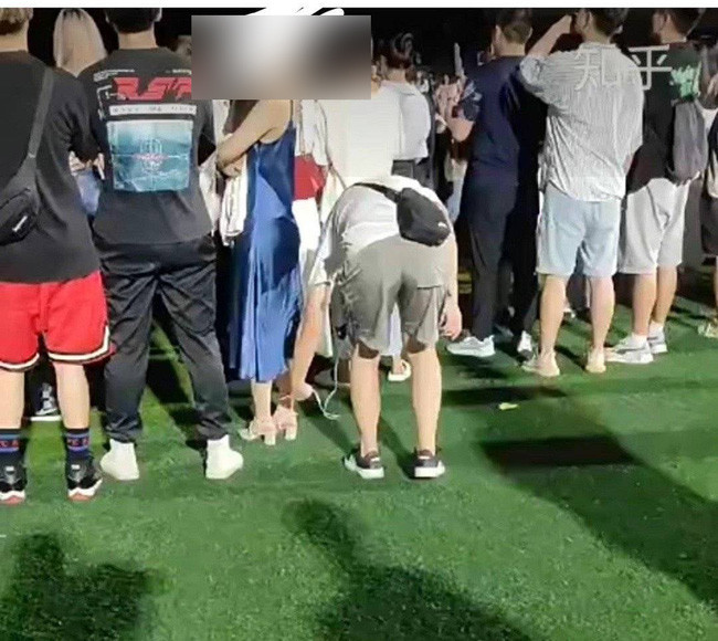 Nam sinh quay lén dưới váy của một nữ sinh