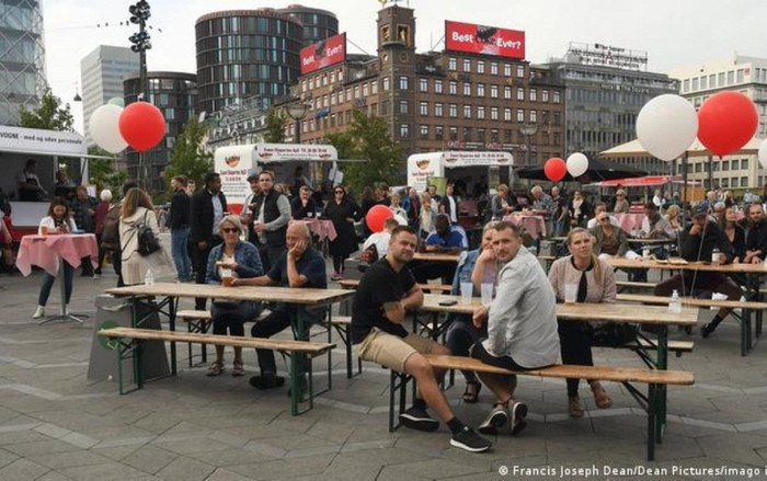 Trở về cuộc sống trước dịch Covid-19 không còn là 'giấc mơ xa vời' ở một số nước châu Âu Ảnh 2