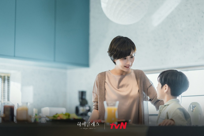 Con trai thì bị bắt nạt