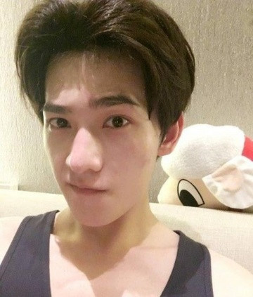 Dương Dương nhanh chóng lọt Top sao nam có gương mặt mộc đẹp nhất. Nước da vừa trắng vừa căng mịn của anh thật khiến nhiều người ngưỡng mộ. 