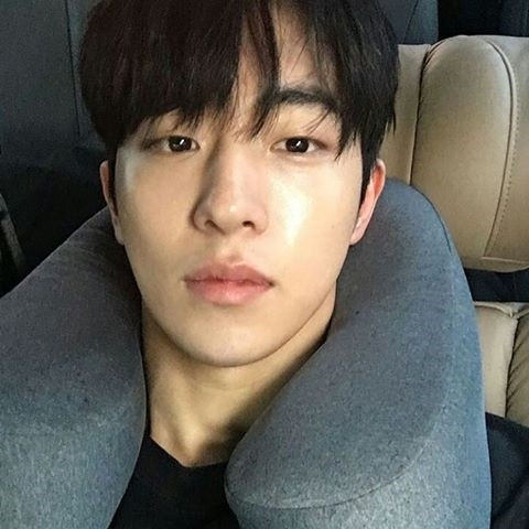 Nam Joo Hyuk vô cùng điển trai ngay cả khi không trang điểm. Không khó để người hâm mộ bắt gặp gương mặt mộc không trang điểm của anh. Ngay cả khi không còn lớp nền bảo vệ, làn da của Nam Joo Hyuk vẫn vô cùng hoàn hảo. 