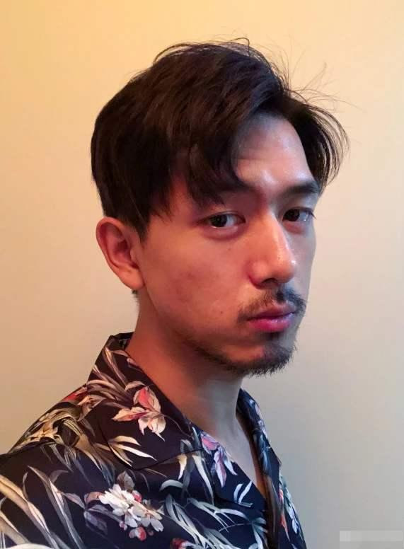 Lý Hiện không ngần ngại khoe cận cảnh gương mặt ngay cả khi anh chưa cạo râu. Tuy nhiên điều này càng khiến anh trở nên nam tính, góc cạnh và đầy sức hút.