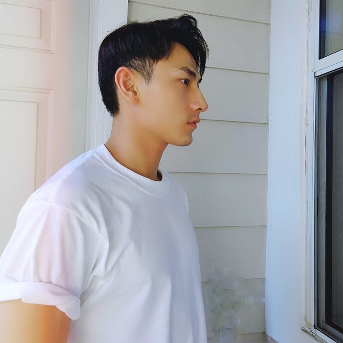 Góc nghiêng thần thánh của Issac với sống mũi cao 'đâm' thẳng vào trái tim fan nữ. Anh chàng cũng sở hữu làn da đáng mơ ước, căng mịn và trắng sáng.