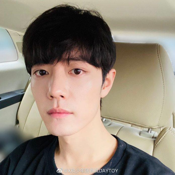 Tiêu Chiến - mỹ nam được săn đón nhất nhì Cbiz hiện nay ghi điểm với vẻ ngoài hoàn hảo miễn chê. Khi anh chia sẻ những hình ảnh đời thường nhất các cô gái đã 'lụy tim' vì gương mặt hoàn hảo của anh, xứng danh Top đầu 100 gương mặt đẹp trai nhất châu Á.