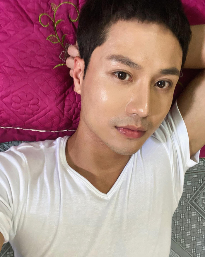 Nam diễn viên Thanh Sơn thường xuyên chia sẻ những hình ảnh chân thật của bản thân. Ngay cả khi không có lớp trang điểm nào nam diễn viên trông vẫn cực kỳ điển trai và nam tính.