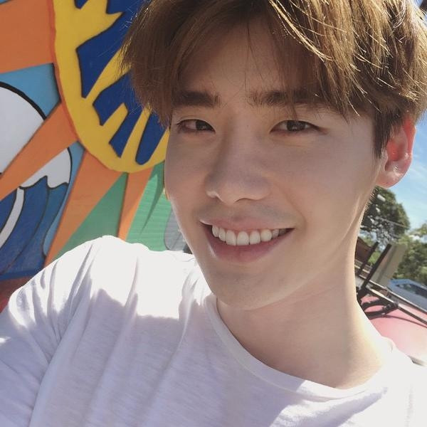 'Thánh mặt mộc' xứ kim chi gọi tên Lee Jong Suk. Một gương mặt có tỷ lệ hoàn hảo, làn da không khuyết điểm đôi khi còn 'dìm hàng' cả bạn diễn nữ. Làn da trắng sáng mịn màng chẳng cần đến kem nền của Lee Jong Suk khiến hội chị em ghen tị. 