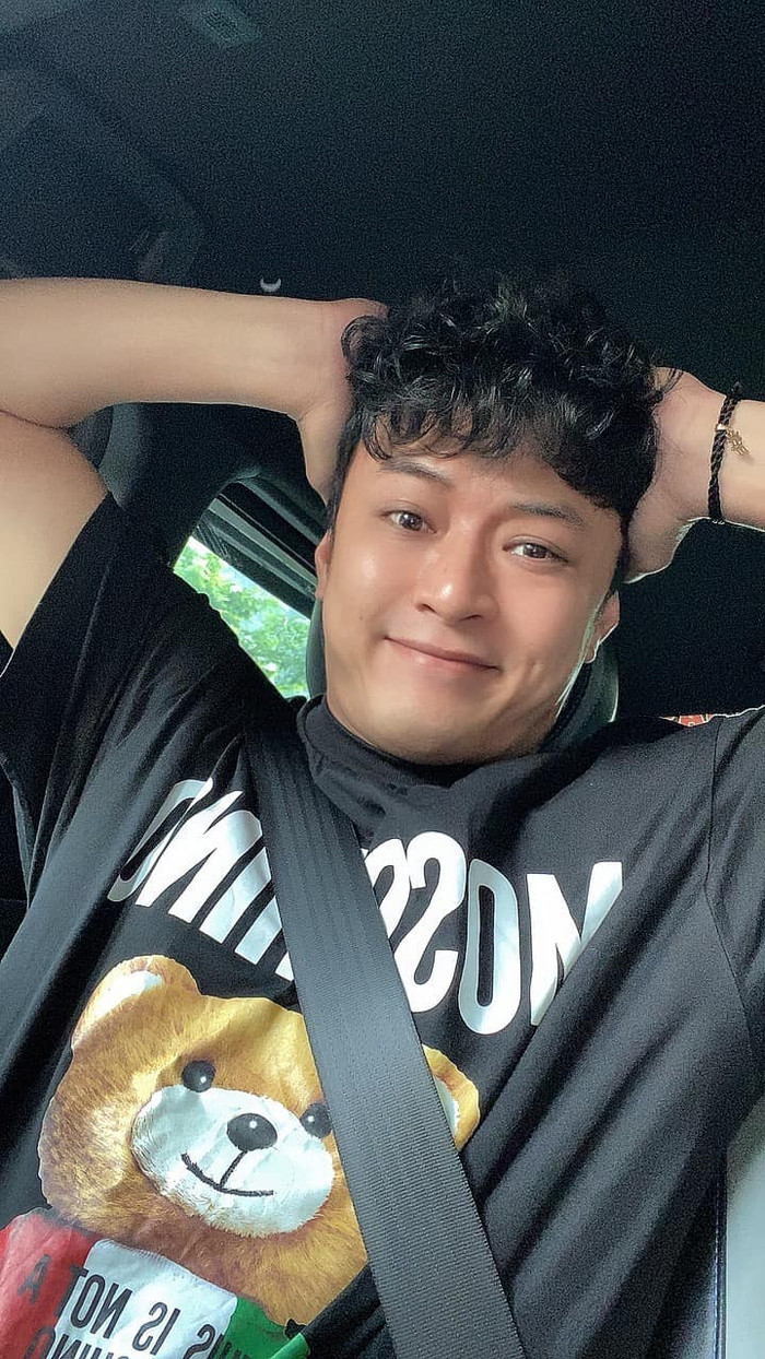 Ông bố hai con siêu trẻ trung và năng động Hồng Đăng cũng phải khiến hội chị em đổ rầm rầm vì gương mặt đẹp không tỳ vết.