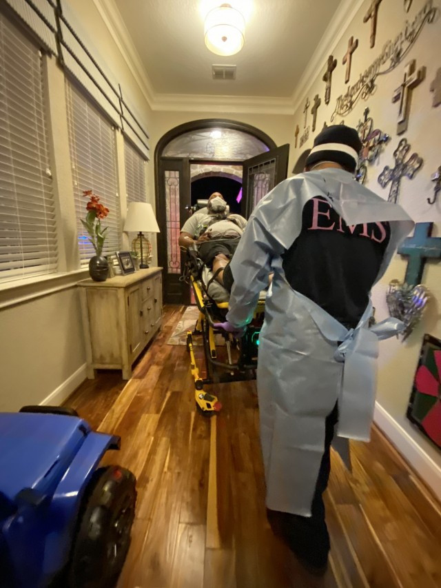 Khoảnh khắc anh Harris được các nhân viên y tế đưa tới bệnh viện. 