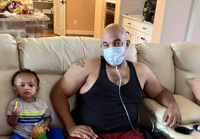 Anh Tim Harris bên cạnh cậu con trai 2 tuổi. 