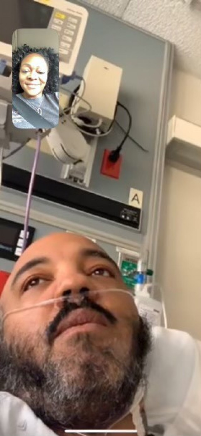 Anh Harris gọi cho vợ trước khi anh được đặt máy thở. 