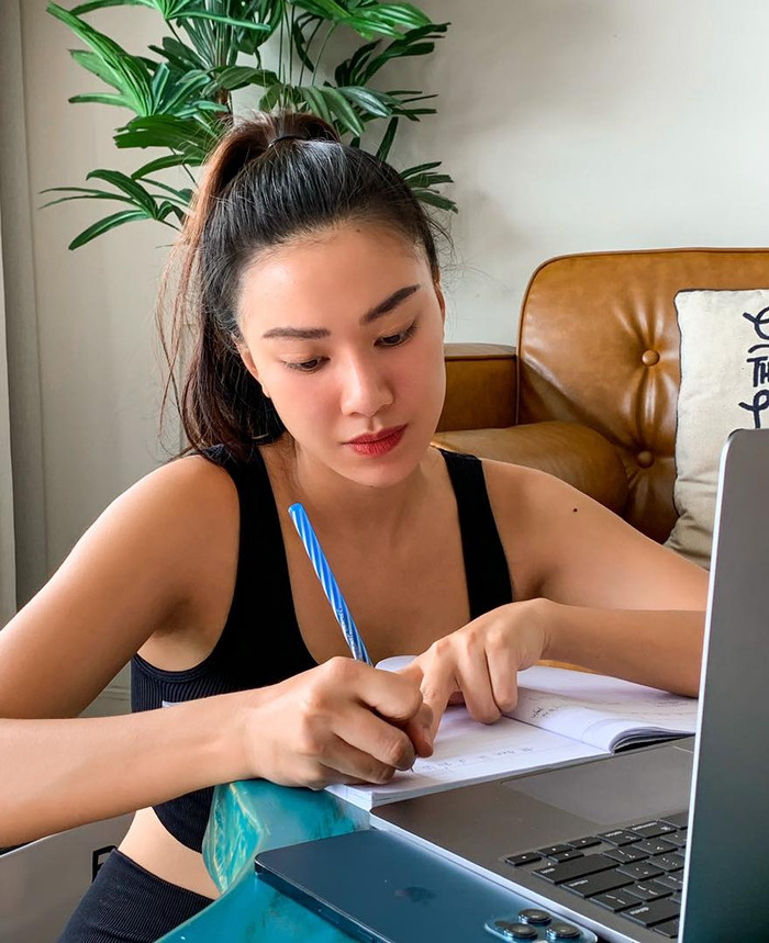 Nhan sắc xinh đẹp rạng rỡ, đầy năng lượng của Kim Duyên nhận được nhiều lời khen ngợi.