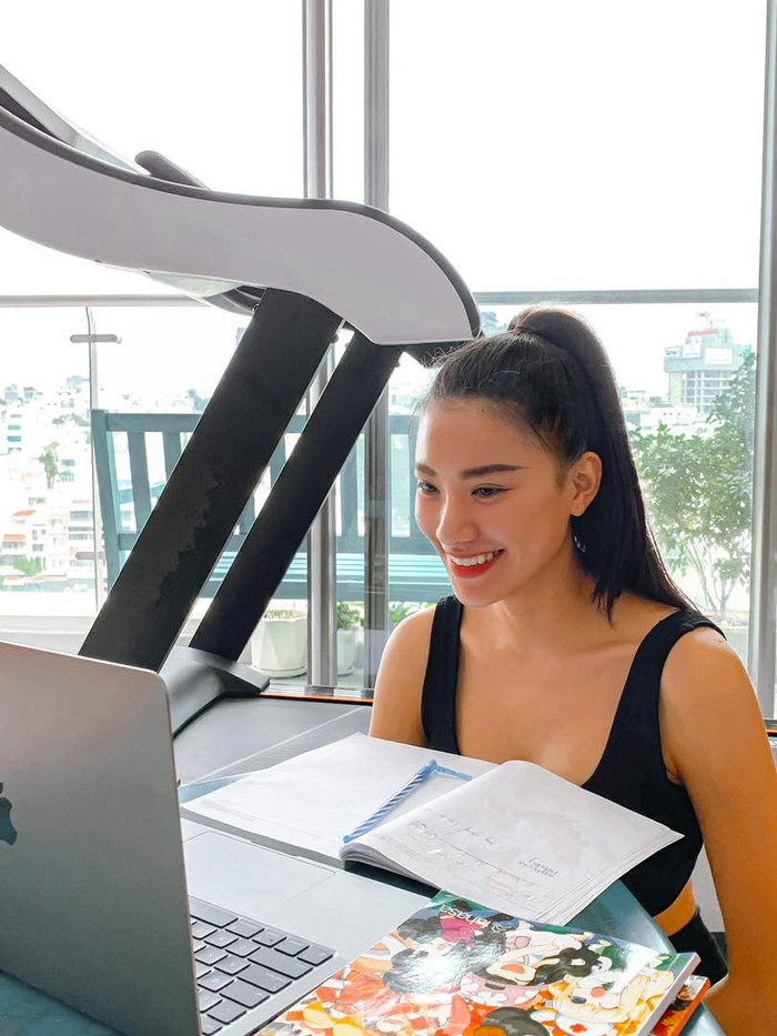 Sau sự cố lộ bảng điểm kém, Á hậu Kim Duyên khoe ảnh học tập chăm chỉ lấy lại lòng tin của người hâm mộ.