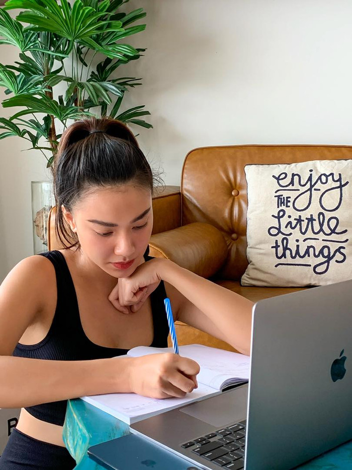 Á hậu Hoa hậu Hoàn vũ Việt Nam đã tung loạt ảnh vừa diện đồ thể thao vừa chăm chỉ học tập online tại nhà.