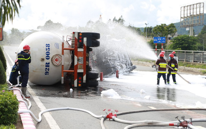 Xe bồn chở 20 tấn gas bất ngờ lật tại cầu vượt ở Đà Nẵng, nguy cơ cháy nổ rất cao Ảnh 2