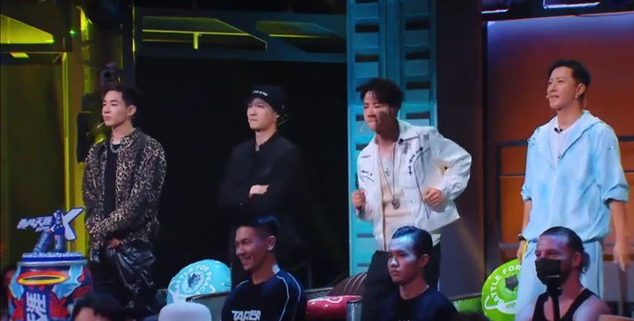 Vương Nhất Bác đã làm gì khiến các vũ công bị sốc thế này? Ảnh 5