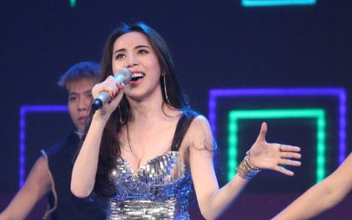 Clip: Lo nhảy quên cả hát, Thủy Tiên muối mặt 'đánh trống lảng' khi bị lộ hát nhép trên sóng trực tiếp Ảnh 2