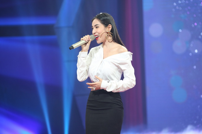 Thủy Tiên bị lộ hát nhép do lo nhảy quên cả hát.