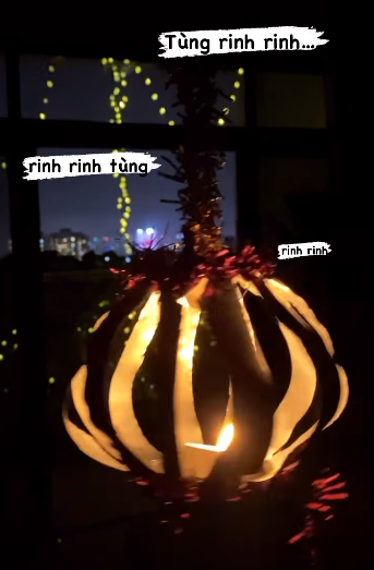MC Phan Anh tự tay làm chiếc đèn Trung thu cho các con.