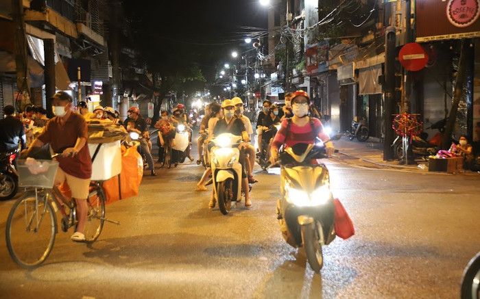 Phố cổ Hà Nội đông kín người xuống đường trước giờ nới lỏng giãn cách xã hội Ảnh 2