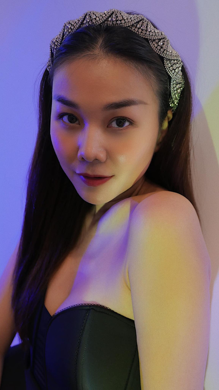 Thanh Hằng trong hình ảnh selfie vừa đây, cài bằng đô mà mình yêu thích để cho gọn tóc tôn lên gương mặt thanh tú của mình