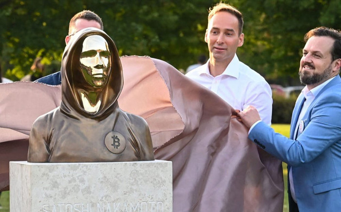Tượng cha đẻ bitcoin được ra mắt tại công viên ở Hungary Ảnh 2